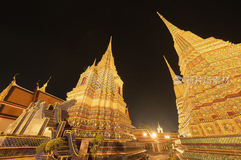 卧佛寺(Wat Phra Chetuphon)或卧佛寺(Wat Pho)，在泰国曼谷市的一个夜晚灯火通明的佛教寺庙。泰国建筑的建筑背景是旅游旅游和度假度假的概念。